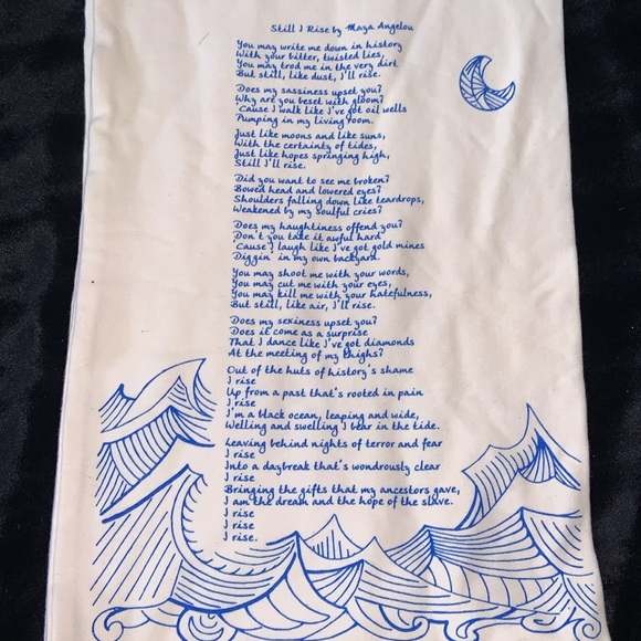 STORIARTS Dr. MAYA ANGELOU’s Still I Rise infinity scarf ivory white with blue - Picture 5 of 6